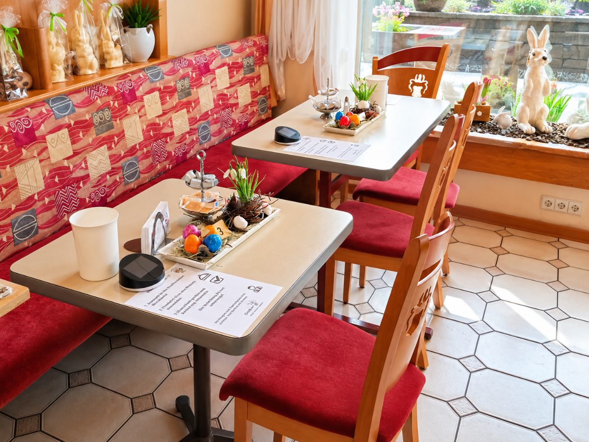 Café-Bereich einer Bäckerei, OrdiBee auf den Tischen