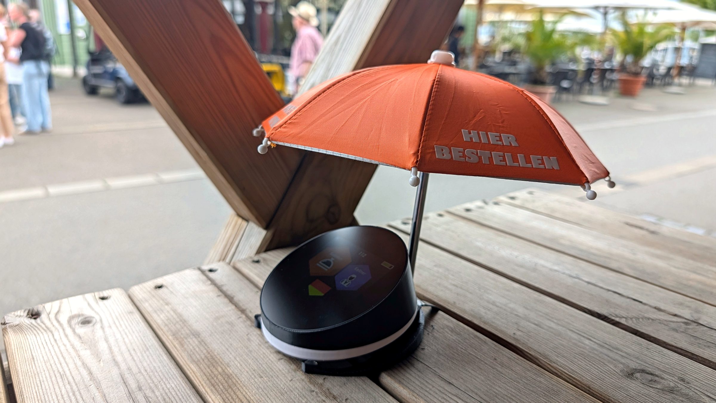 OrdiBee im Steg 4 – Gerät mit Bestellschirm auf dem Stehtisch an der Promenade