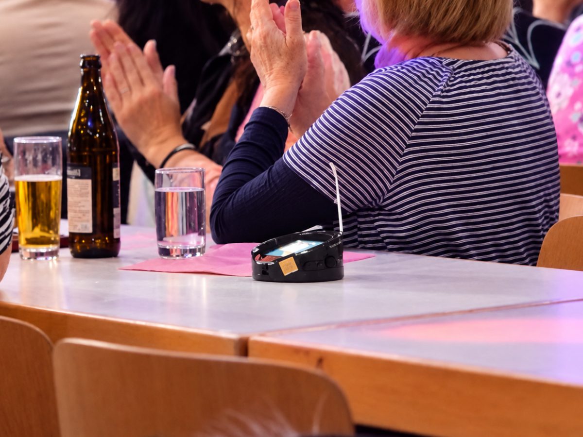 OrdiBee auf dem Tisch beim Vereinsfest in der Halle