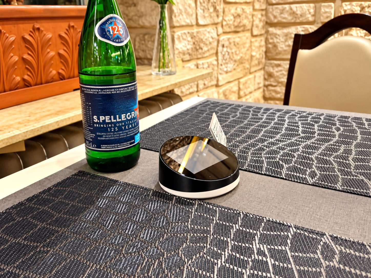 OrdiBee auf einem gedeckten Tisch in einer Pizzeria